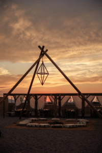 Aperitivo The Sanctuary Eco Retreat Itria Valley Sunset Bar del The Sanctuary Eco Retreat in Itria Valley – un rifugio dorato al tramonto, tra cocktail d’autore e atmosfera estiva che accompagna il passaggio dal giorno alla notte