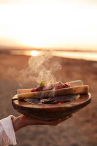 Dinner The Sanctuary Eco Retreat Itria Valley Gastronomic expeiznce al The Sanctuary Eco Retreat in Itria Valley – piatti ispirati alla tradizione locale e a influenze globali, serviti in un’atmosfera che celebra la lentezza e la bellezza senza tempo della valle